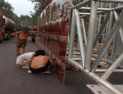 門架標牌施工現場